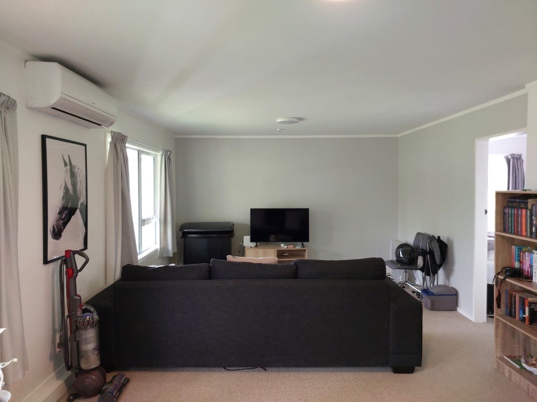 10 Arahanga Grove, Maupuia, Wellington - Carousel 1