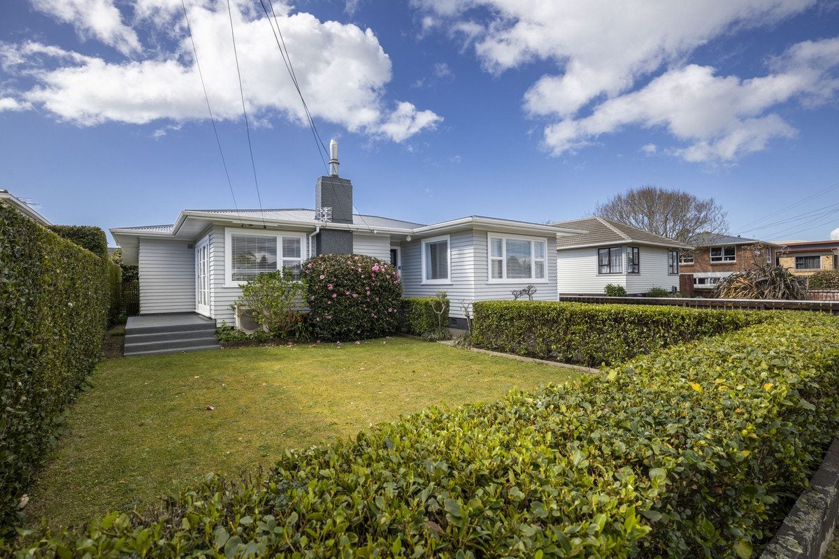 9 Trafalgar Street, Westown, New Plymouth - Carousel 1