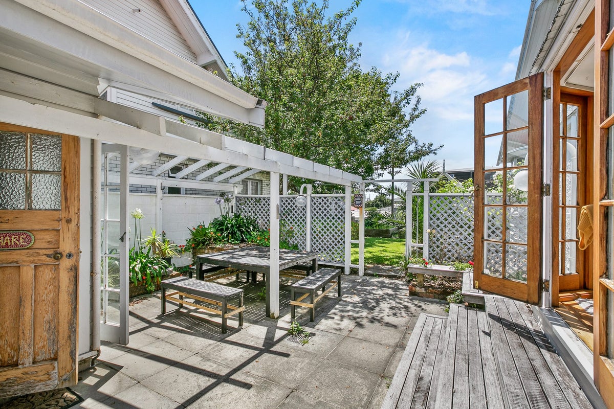 12 Mangorei Road, Strandon, New Plymouth - Carousel 2
