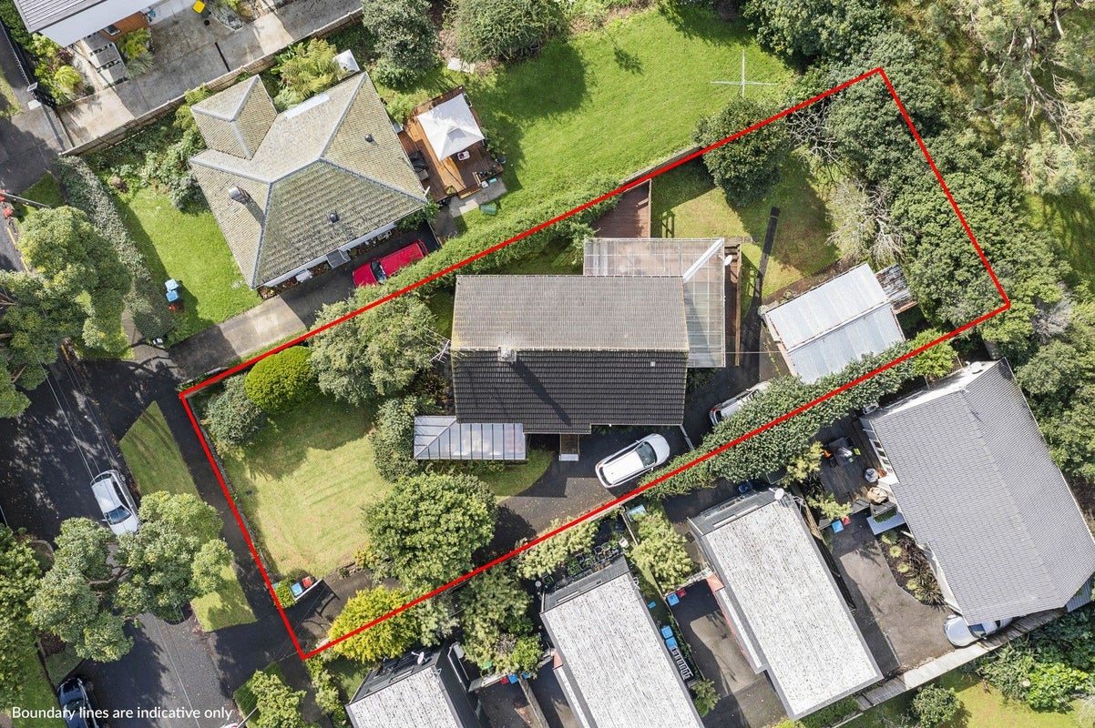 18 Waddell Avenue, Point England, Auckland - Carousel 1