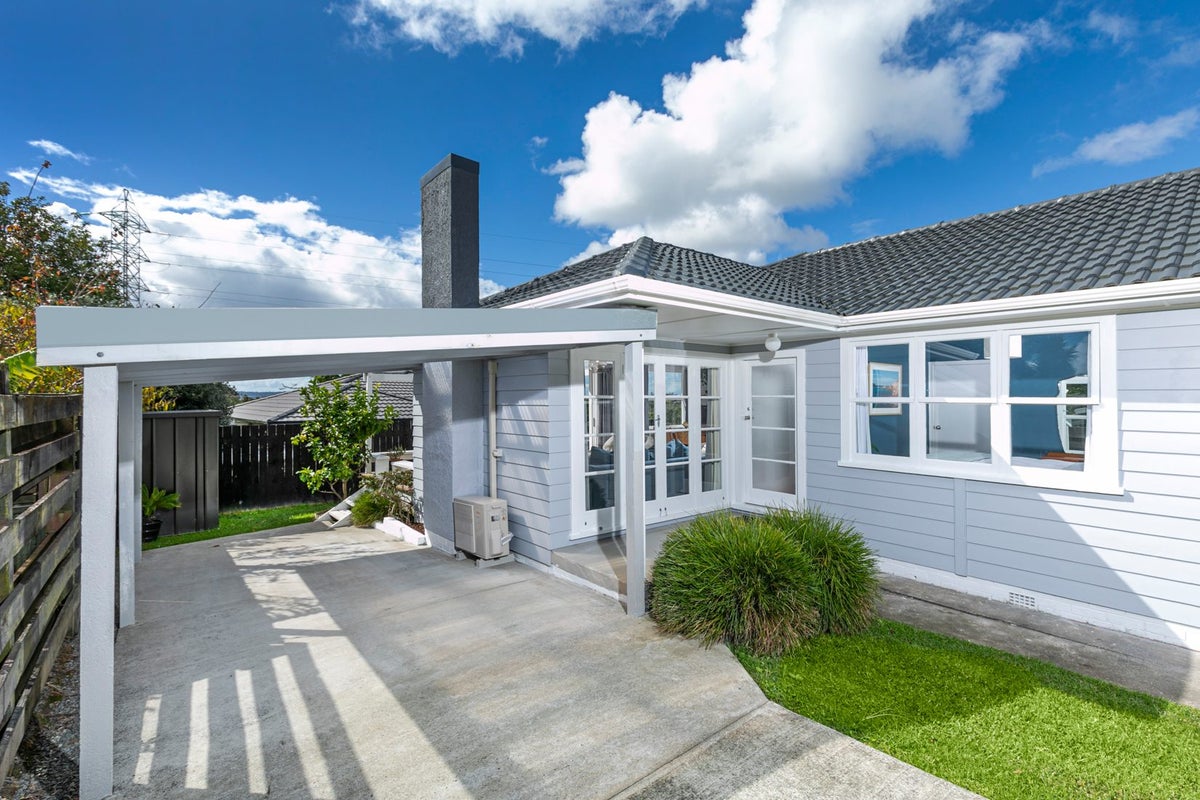 2 Meadow Crescent, Te Atatu South, Auckland - Carousel 1