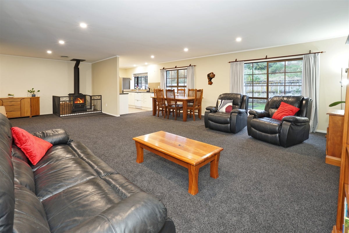 40 Exeter Street, Glenview, Hamilton - Carousel 2