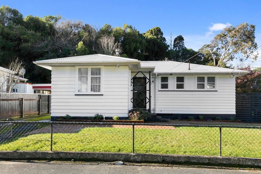 40 Bird Grove, Stokes Valley, Lower Hutt - Carousel 1