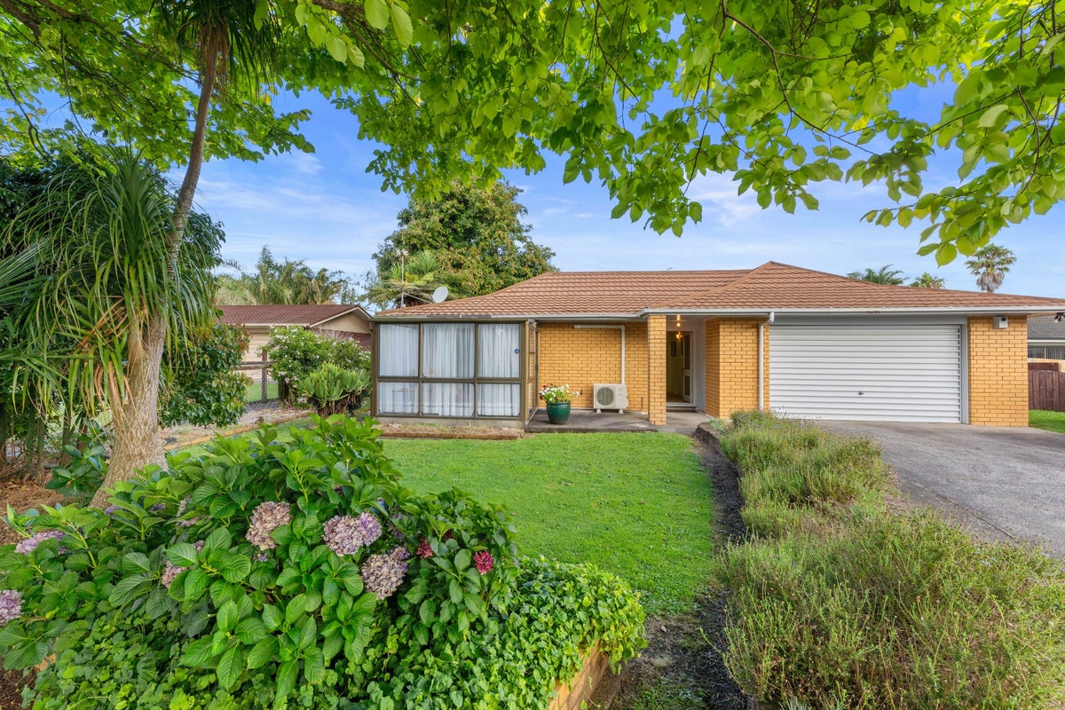 19 Donzella Place, Conifer Grove, Takanini - Carousel 1