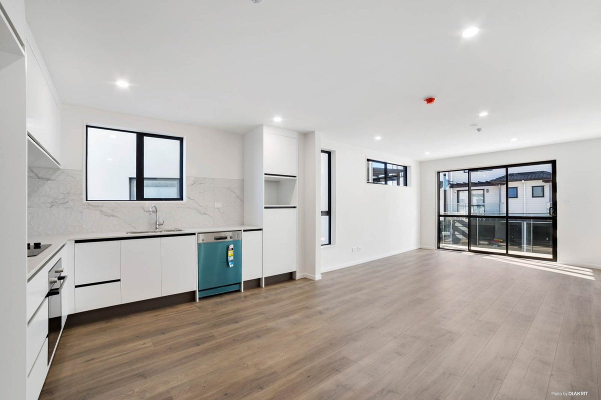 13 Peony Mews, Oteha, Auckland - Carousel 2