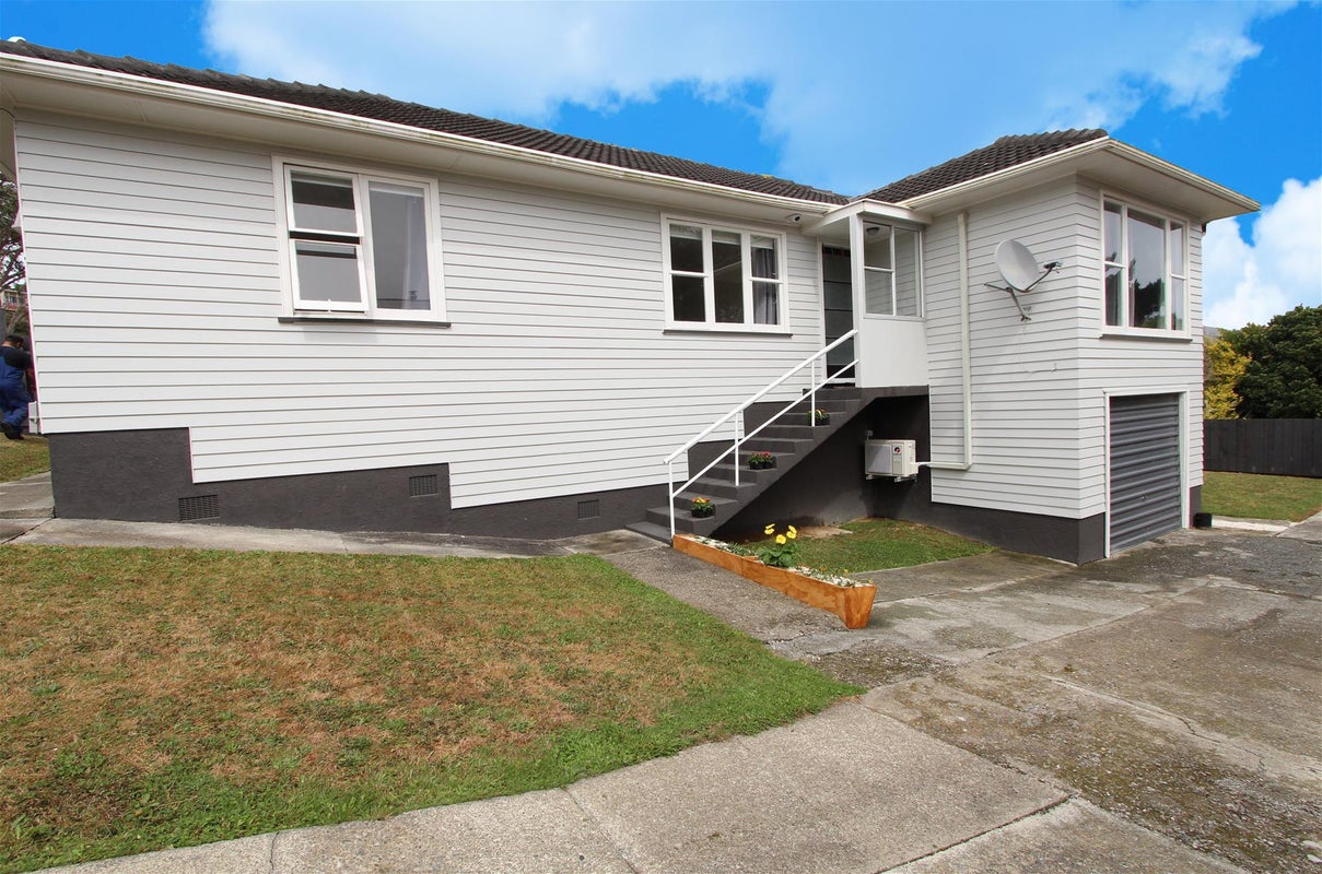 31 Turville Crescent, Newlands, Wellington - Carousel 1