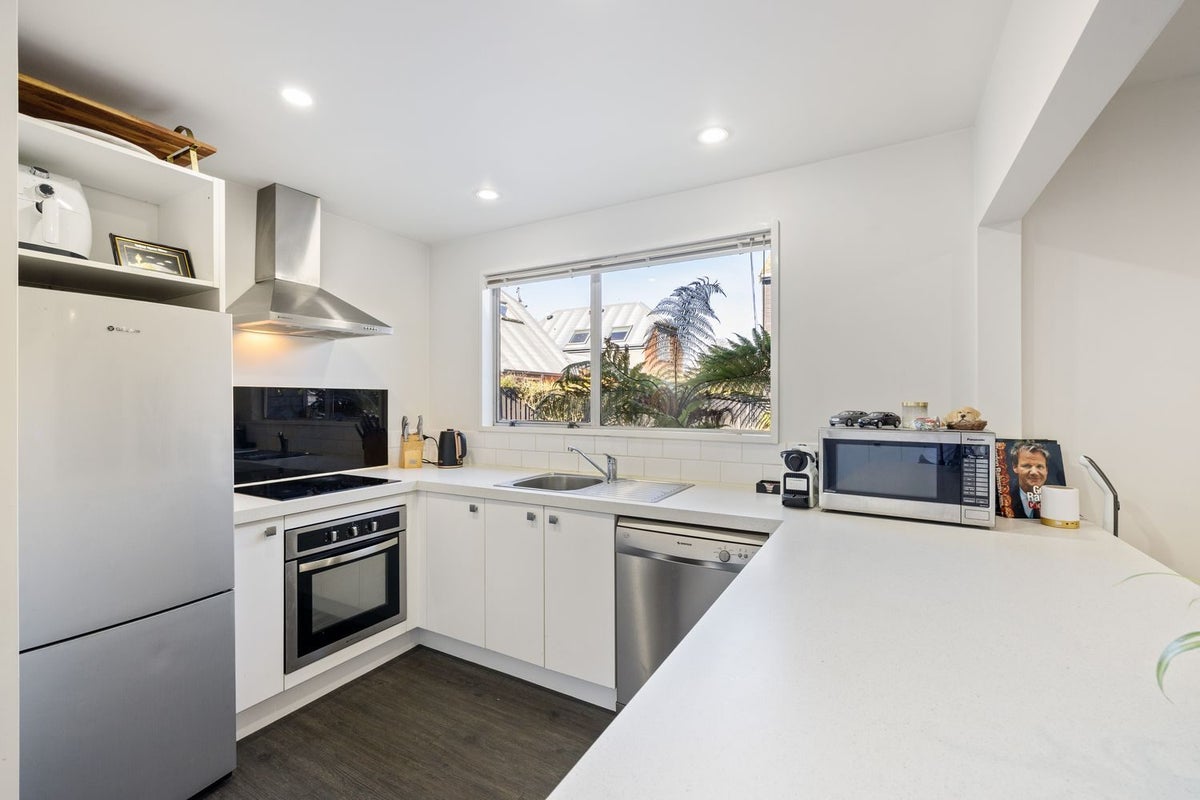 2/85 Trafalgar Street, St Albans, Christchurch - Carousel 2