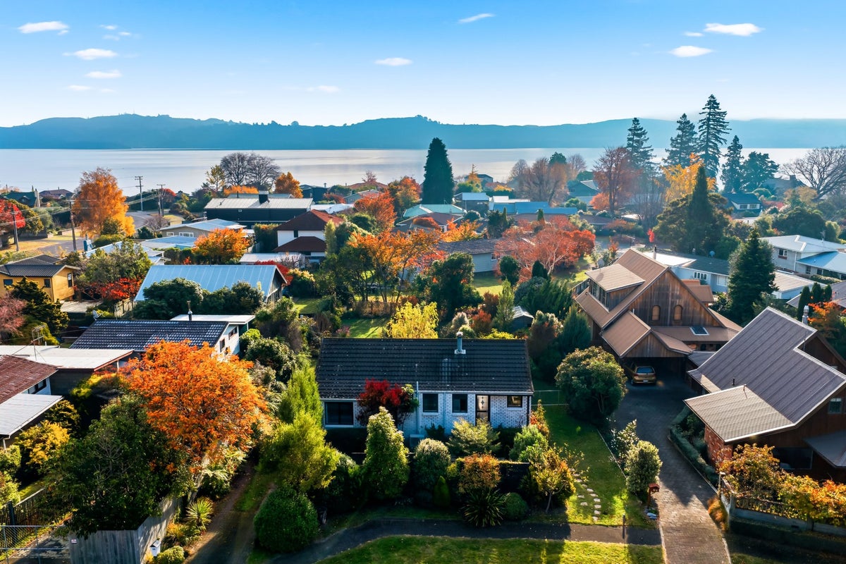 32 Charles Crescent, Rainbow Point, Taupo - Carousel 24