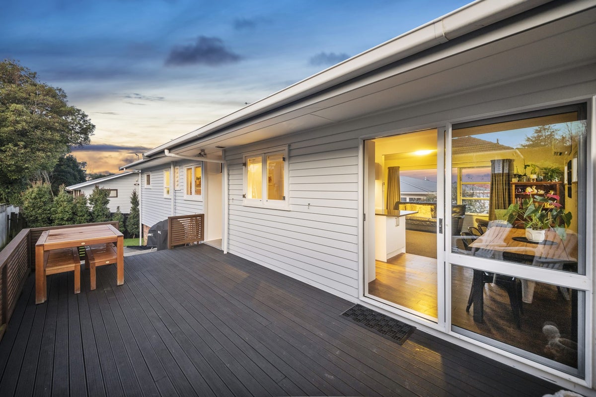 5 Tauhara Street, Green Bay, Auckland - Carousel 2