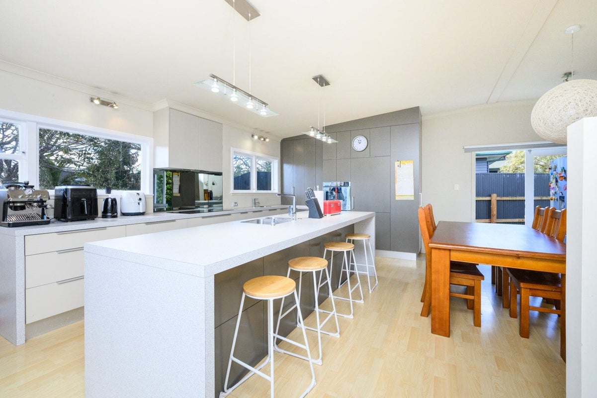 12 Kent Crescent, Awapuni, Palmerston North - Carousel 2