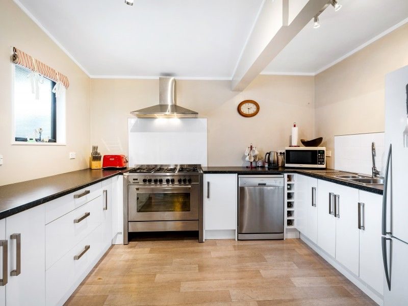 10 Whitley Avenue, Ebdentown, Upper Hutt - Carousel 2