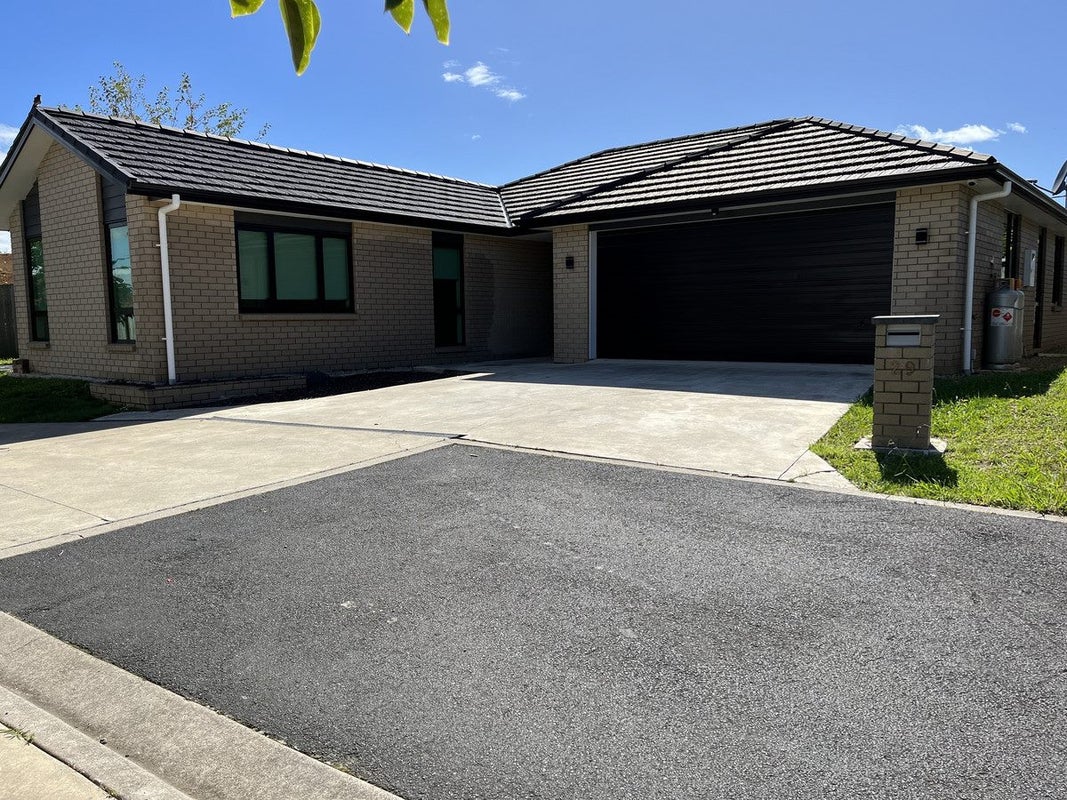 29 Cabourne Drive, Glenview, Hamilton - Carousel 1