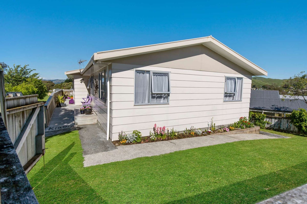 40 Conclusion Street, Ascot Park, Porirua - Carousel 1