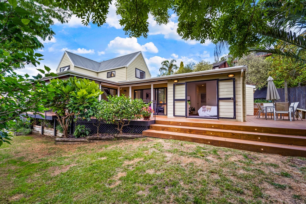 10 Penguin Drive, Murrays Bay, Auckland - Carousel 1