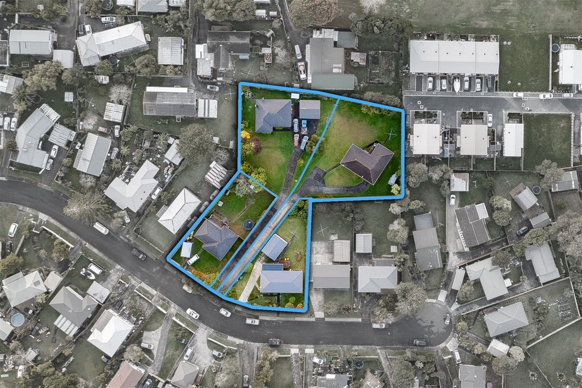 19 Lendic Avenue, Henderson, Auckland - Carousel 1