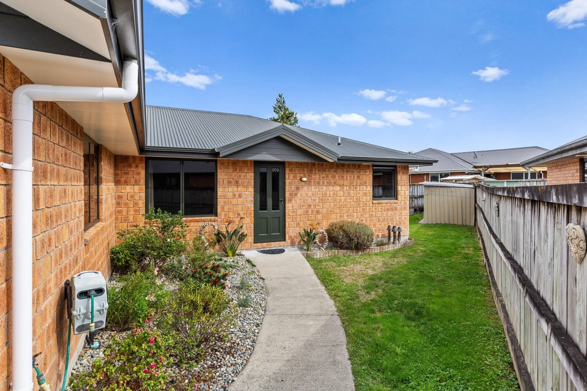 16 Edward Street, Grandview Heights, Hamilton - Carousel 1