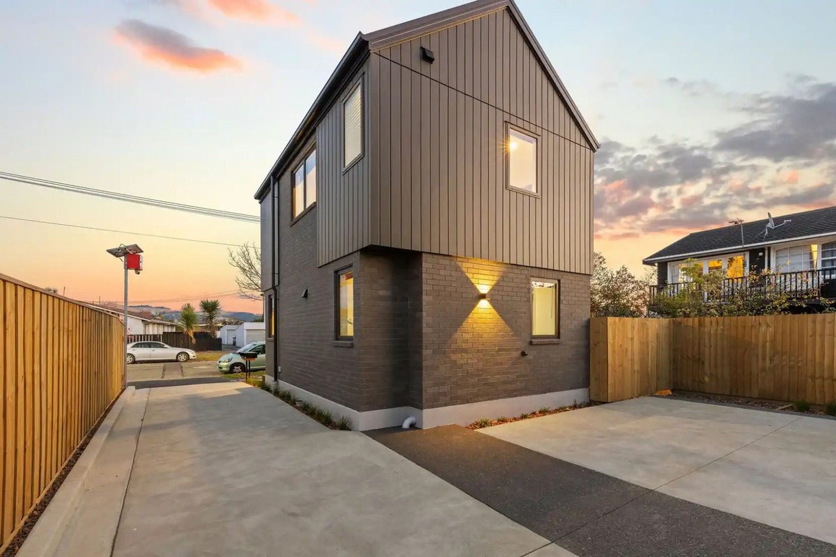 2/437 Worcester Street, Linwood, Christchurch - Carousel 13