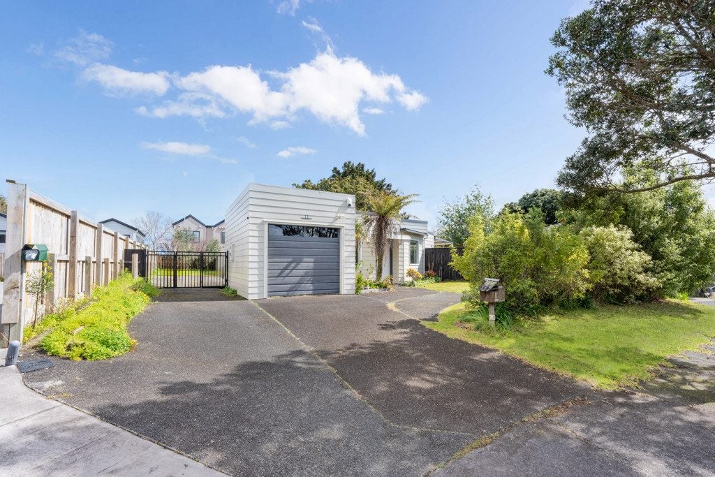 11 Fathom Place, Te Atatu Peninsula, Auckland - Carousel 1