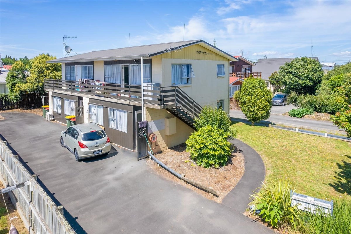 226 Old Farm Road, Hamilton East, Hamilton - Carousel 1
