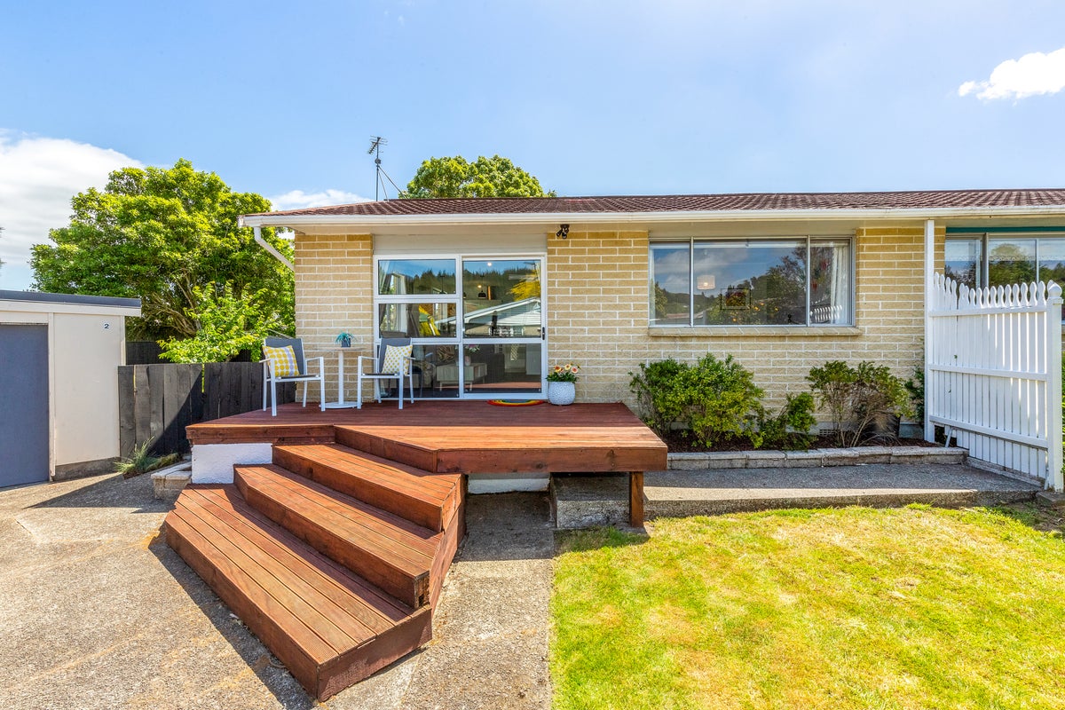 B/1 Sequoia Place, Maoribank, Upper Hutt - Carousel 1
