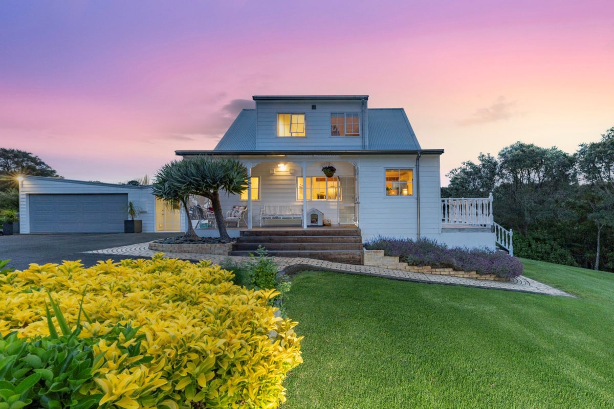43 Autumn Avenue, Glen Eden, Auckland - Carousel 1