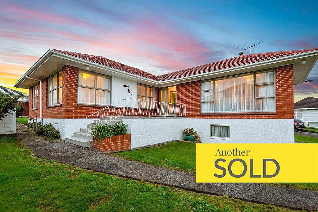 8 Sally Crescent, Mount Roskill, Auckland - Carousel 1