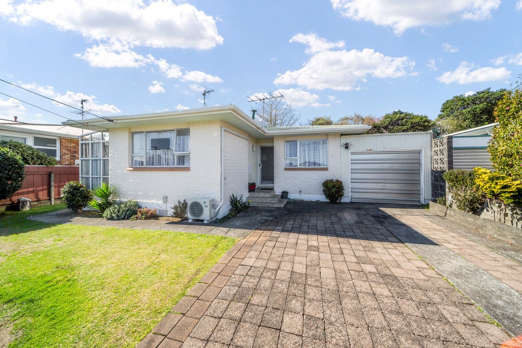 109 Govett Avenue, Frankleigh Park, New Plymouth - Carousel 1