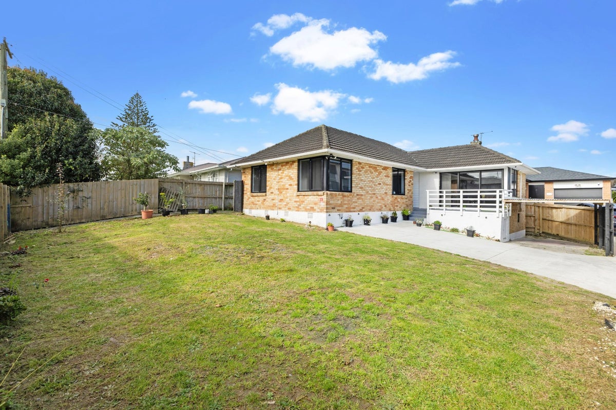 17 McAnnalley Street, Manurewa East, Auckland - Carousel 1