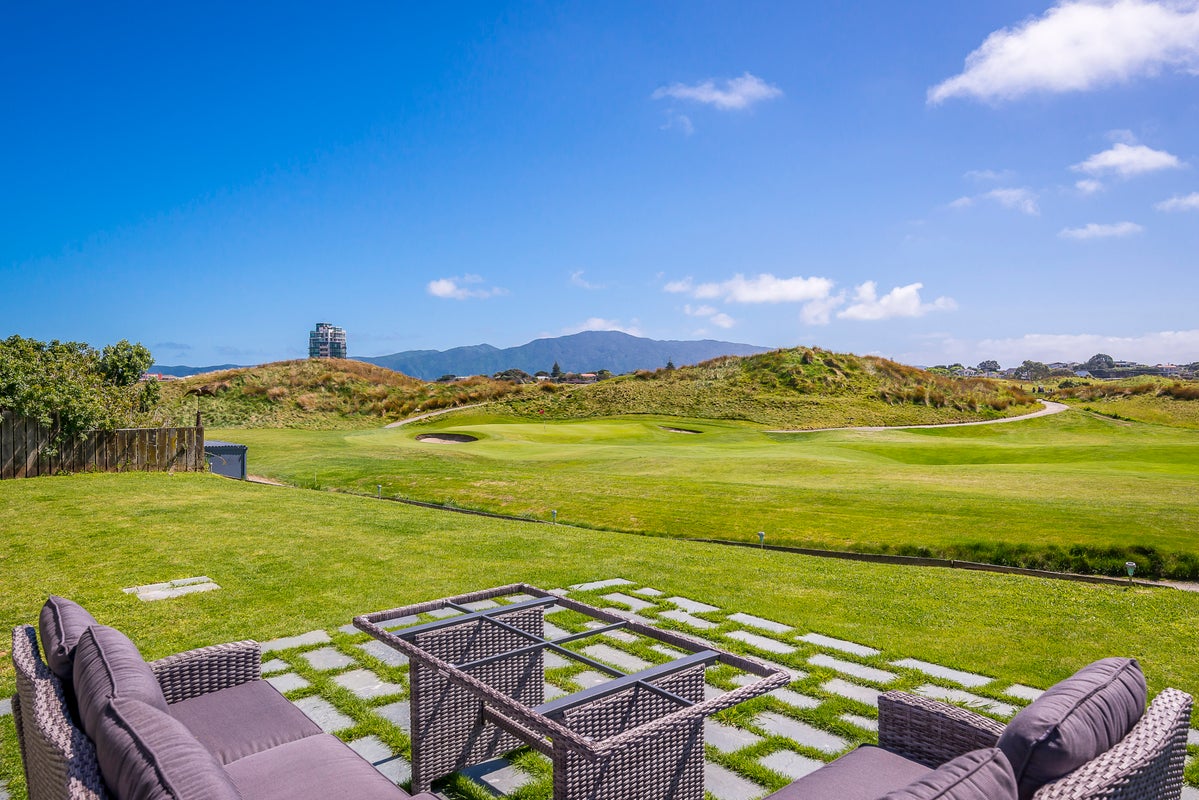 15 Eatwell Avenue, Paraparaumu Beach, Paraparaumu - Carousel 1