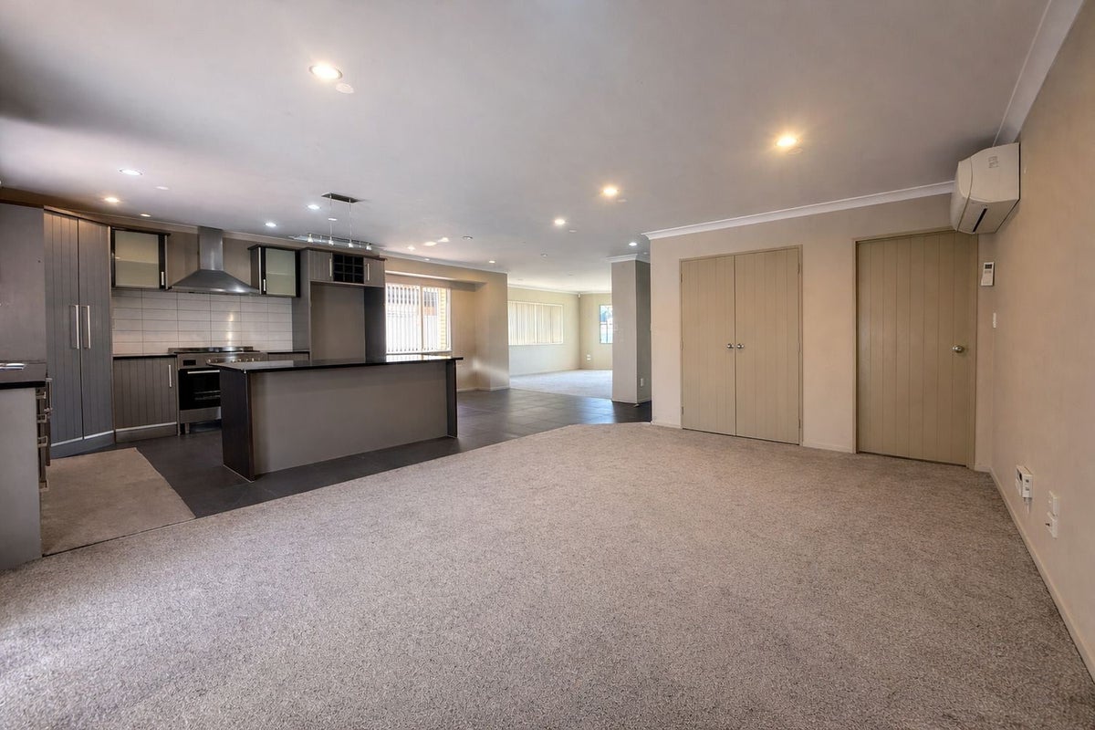 22 Kestev Drive, Flat Bush, Auckland - Carousel 6