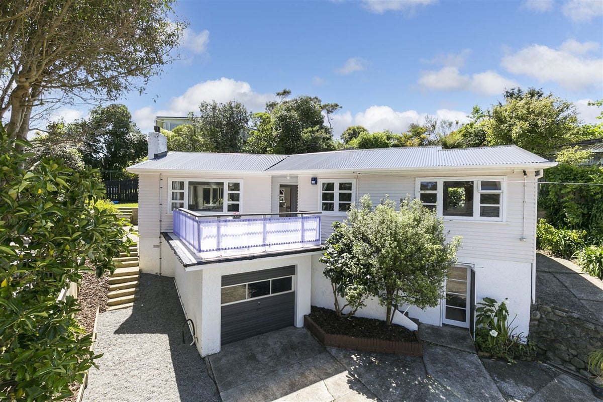 11 Kowhai Street, Tawa, Wellington - Carousel 1