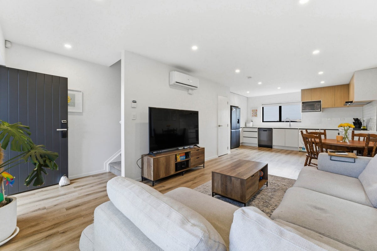 2/314 Royal Road, Massey, Auckland - Carousel 2