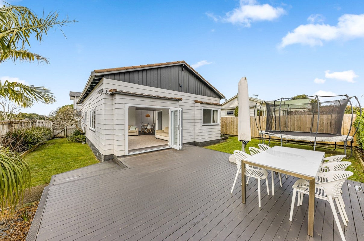 118 Kiwi Road, Point Chevalier, Auckland - Carousel 1