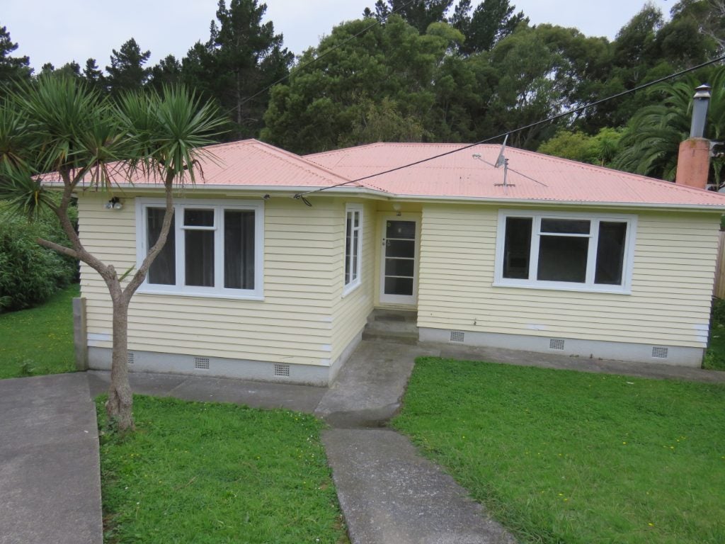 27 York Place, Cannons Creek, Porirua - Carousel 1