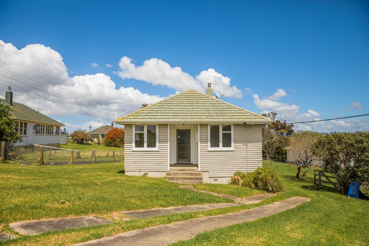 39 Hillary Crescent, Belmont, Auckland - Carousel 1