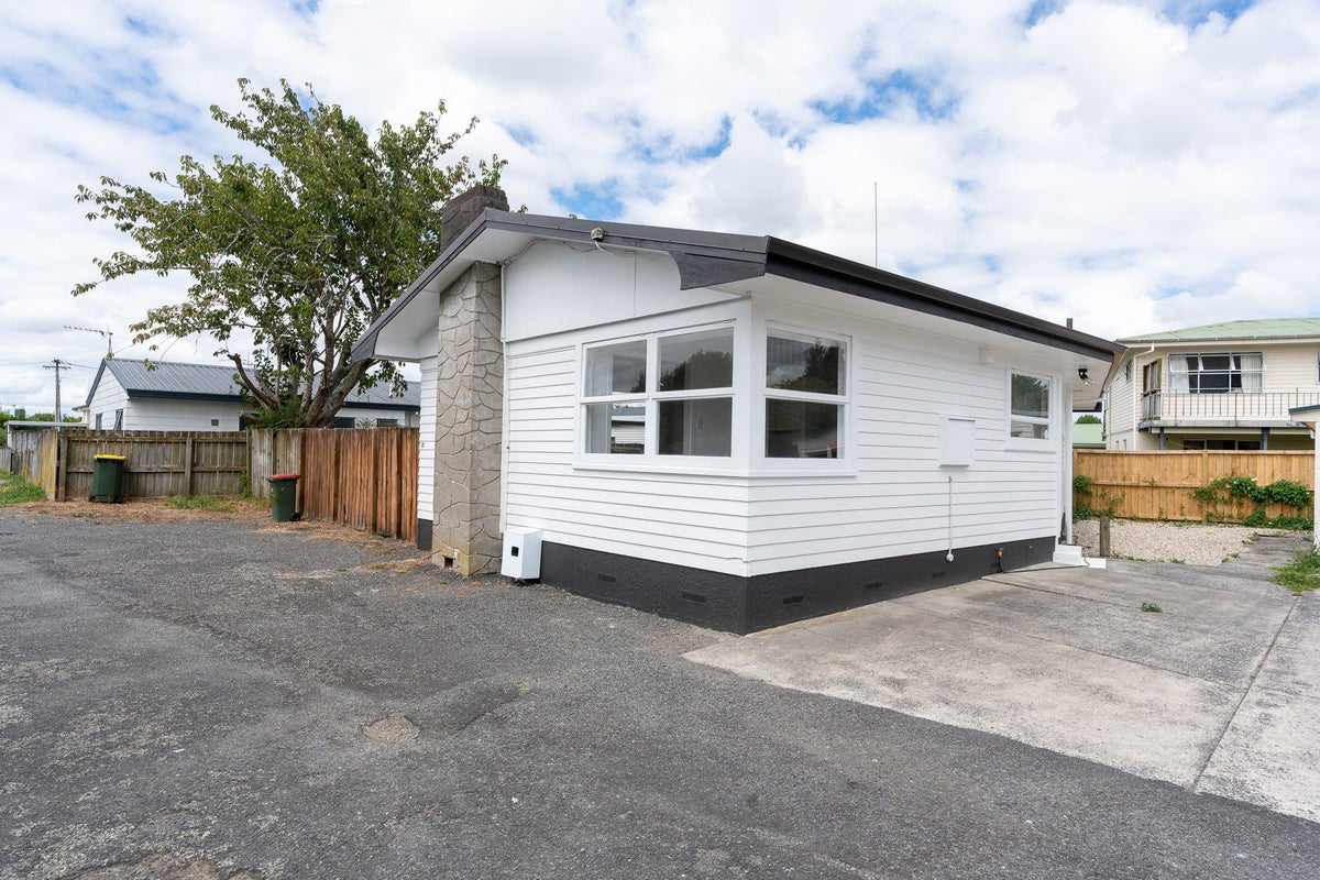 37 Carrington Avenue, Hillcrest, Hamilton - Carousel 1