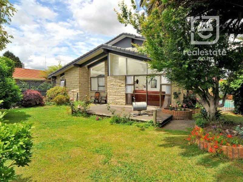 18 Walter Strevens Drive, Conifer Grove, Takanini - Carousel 1
