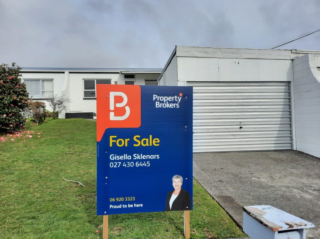 10 Banks Street, Marfell, New Plymouth - Carousel 14
