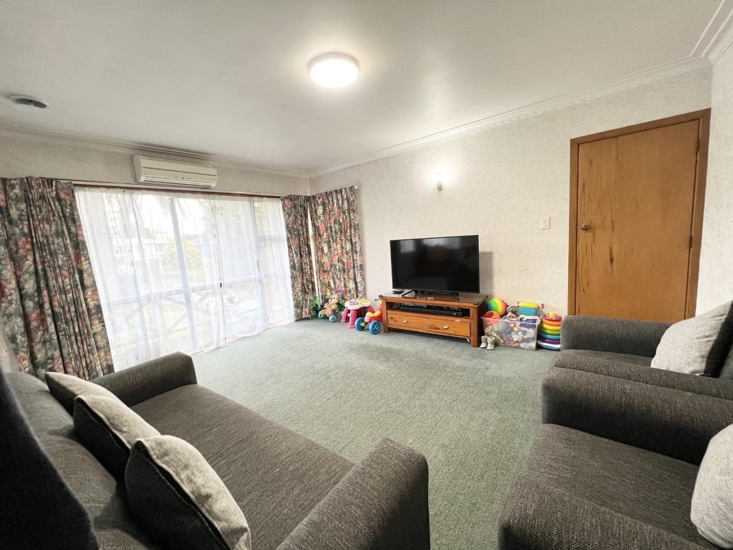 8 Ira Street, Mount Roskill, Auckland - Carousel 2