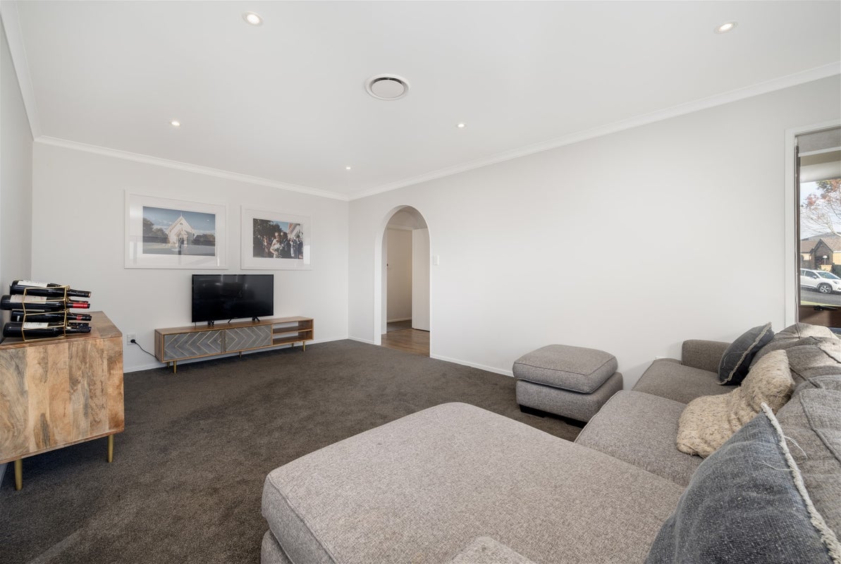 6 Pitlochry Place, Highland Park, Auckland - Carousel 2