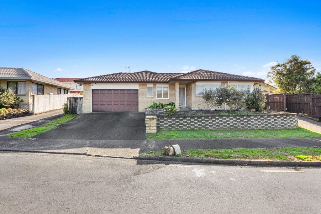 1/15 Penruddocke Road, Half Moon Bay, Auckland - Carousel 1