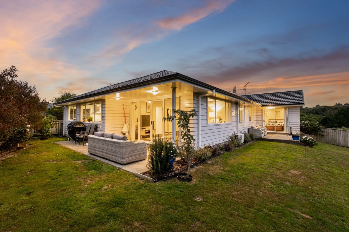 13 Catlins Glen, Aotea, Porirua - Carousel 1