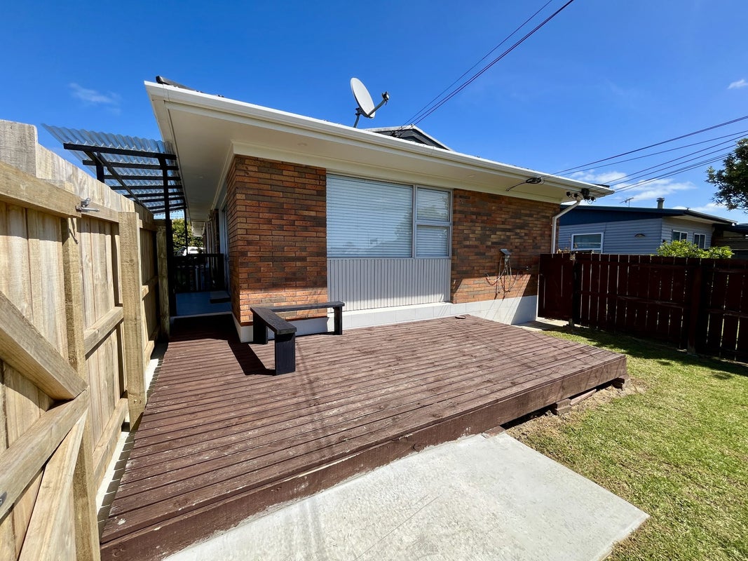 1/101 Mcleod Road, Te Atatu South, Auckland - Carousel 1