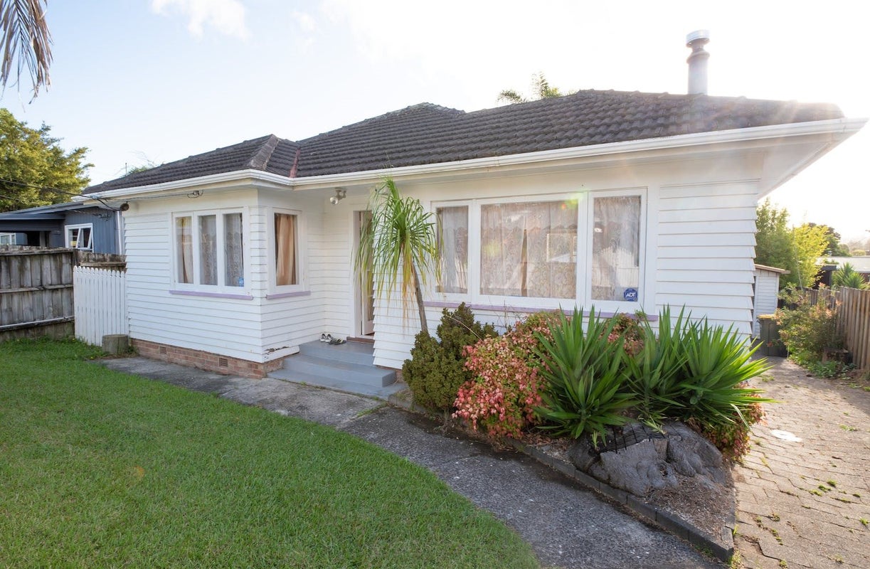 9 Bishop Street, Green Bay, Auckland - Carousel 2