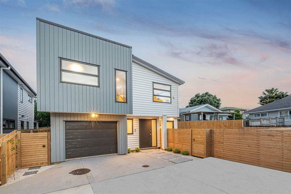 20E Mackenzie Street, Te Atatu South, Auckland - Carousel 1