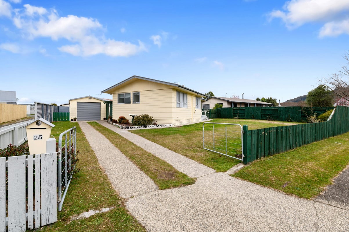 25 Matthew Place, Kawaha Point, Rotorua - Carousel 1