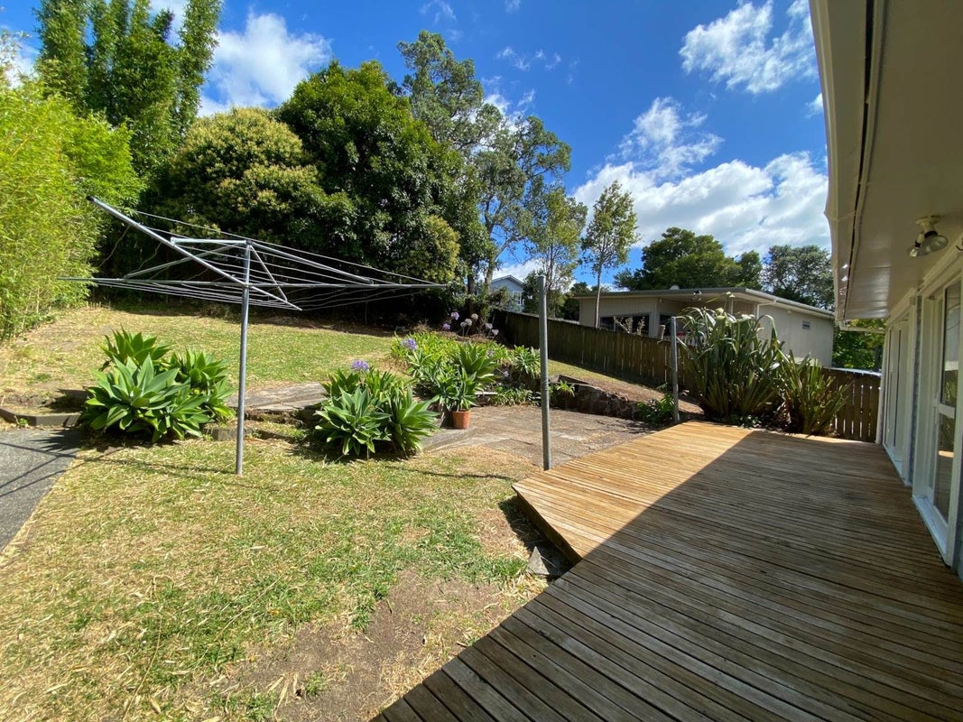 8 Jonathan Place, Sunnynook, Auckland - Carousel 13