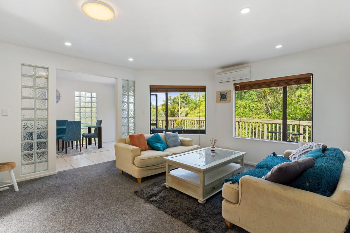 2/2 Deverell Place, Northcross, Auckland - Carousel 2