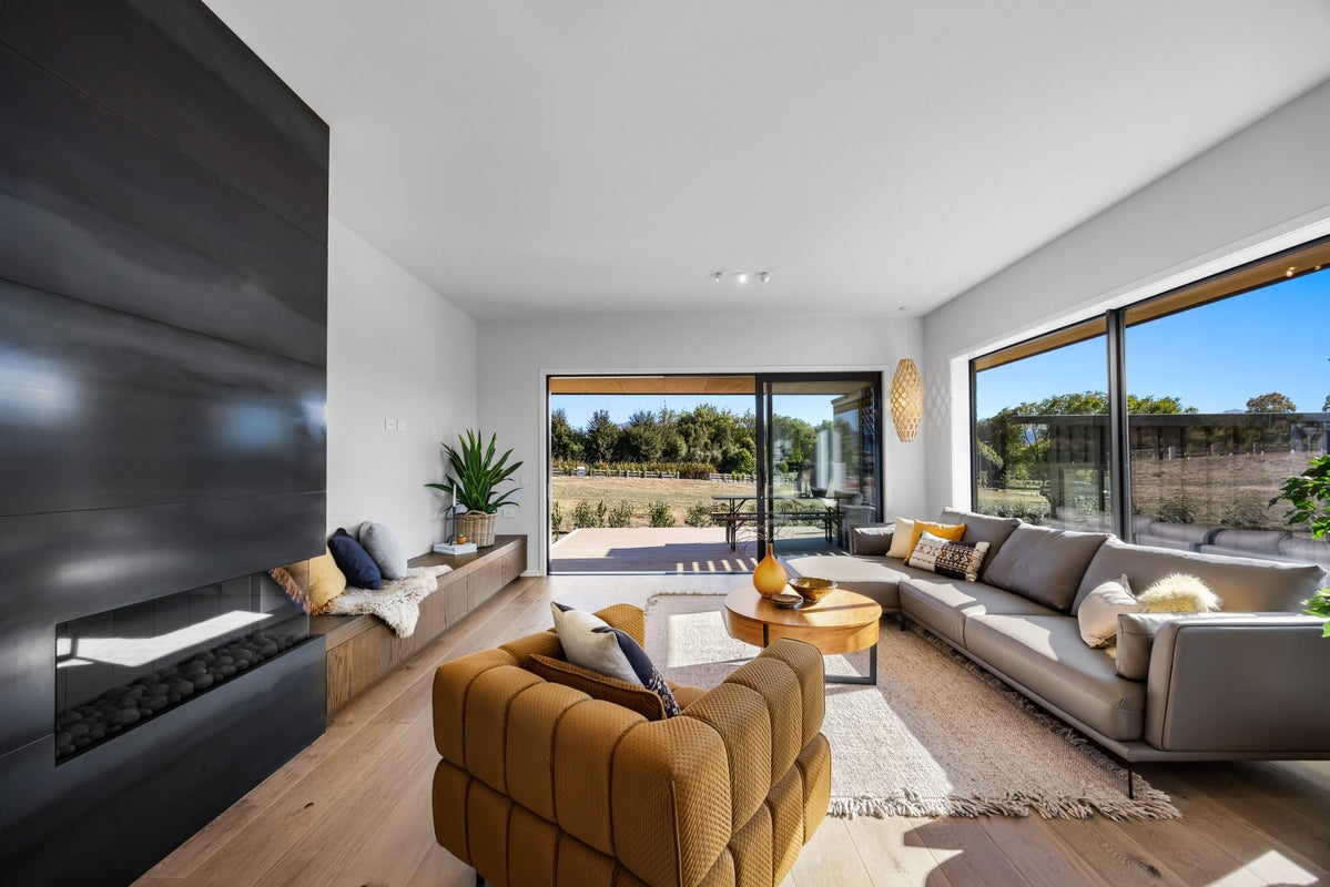 21 Glenbrae Crescent, WANAKA - Carousel 1