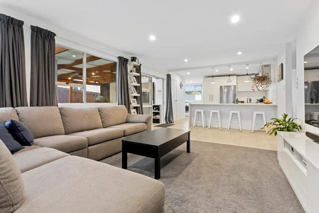 18 Atkinson Road, Titirangi, Auckland - Carousel 2